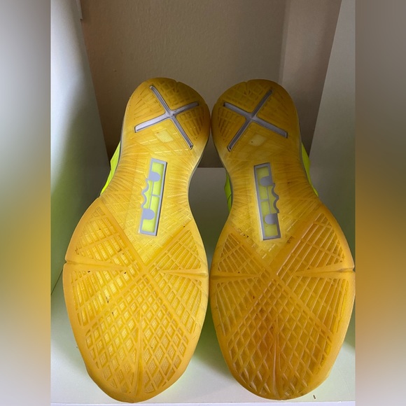 Men’s LeBron 10 Volt - Picture 6 of 7